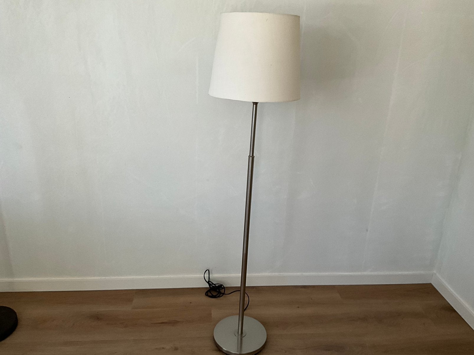 Stijlvolle staande lamp met witte kap en leeslamp, Huis en Inrichting, Lampen | Vloerlampen, Ophalen, Gebruikt, E27 (groot), Metaal
