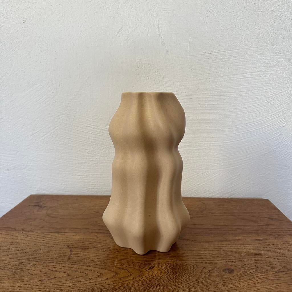 H&M HOME vaas - beige creme zand - organische vorm keramiek, Ophalen of Verzenden, Zo goed als nieuw, Overige kleuren