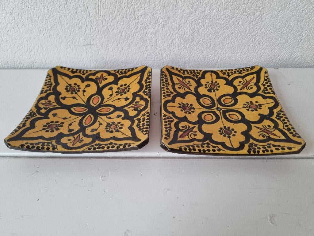 2 mooie Gedecoreerde Borden uit Marokko van Safi Keramiek, Gebruikt, Verzenden, Bord(en), Overige stijlen