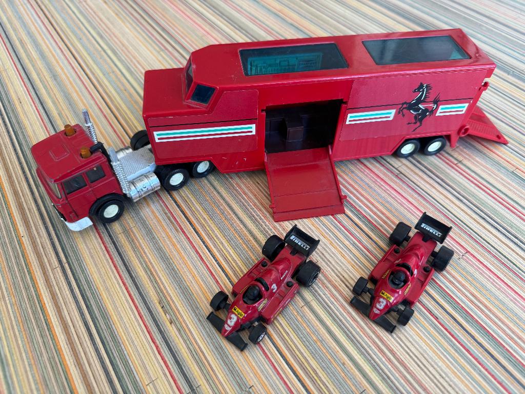 Matchbox K116 Iveco Racing Car Transporter Ferrari (1985), Ophalen of Verzenden, Gebruikt