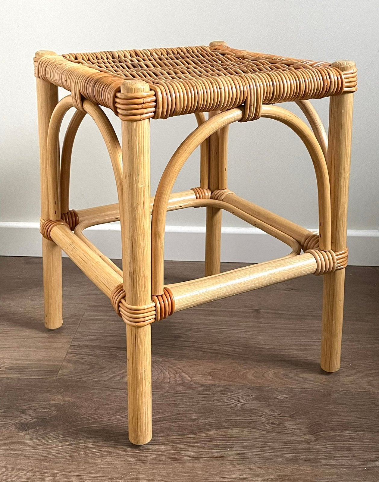 ZGAN ! Vintage Rotan Riet Krukje Bijzettafeltje Plantentafel, Huis en Inrichting, Krukjes, Zo goed als nieuw, Hout, Ophalen