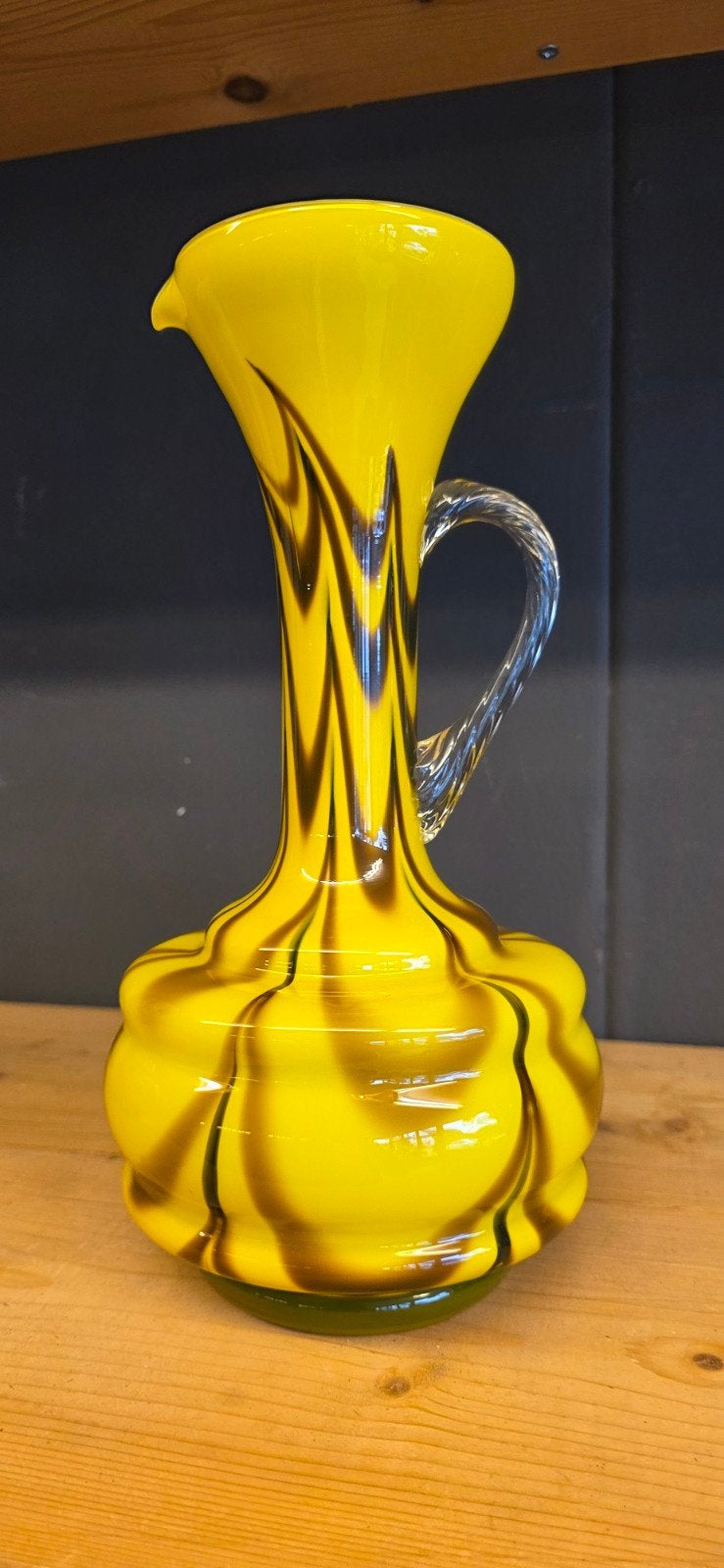 Vintage Murano glazen kan/vaas, geel met bruine swirl, Ophalen