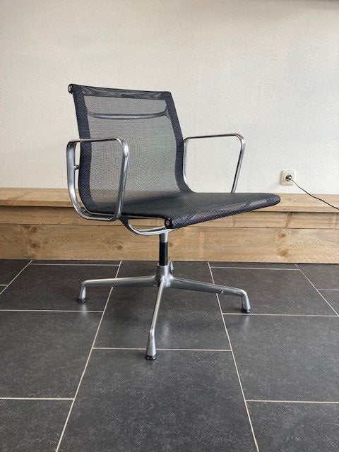 10 Vitra Eames EA 108 stoelen, aluminium, zwart netweave, Vitra, Gebruikt, Zwart, Design