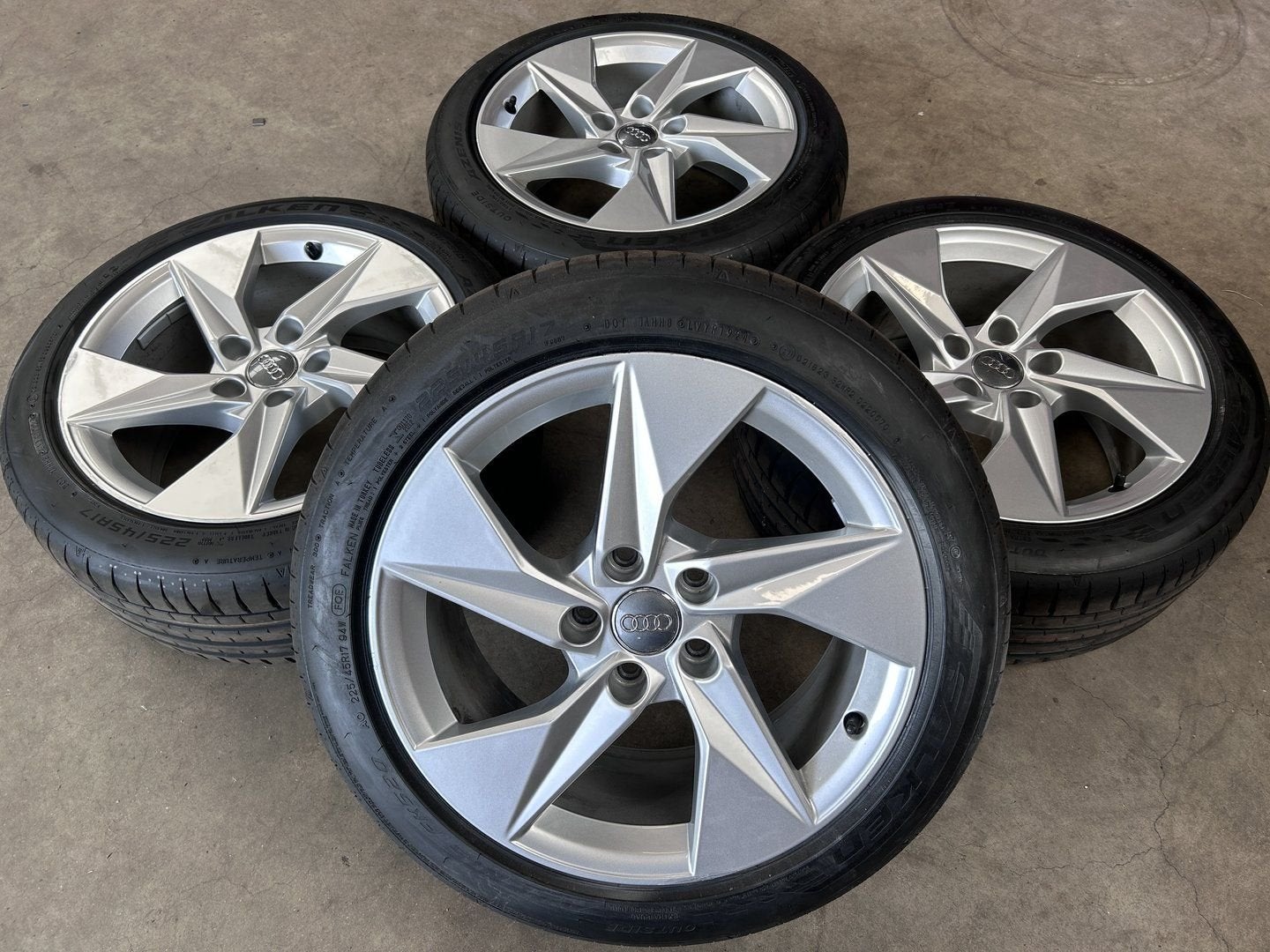 diversen 17 inch originele velgen + zomerbanden Audi A3 8Y, Auto-onderdelen, Gebruikt, -, -, Banden en Velgen