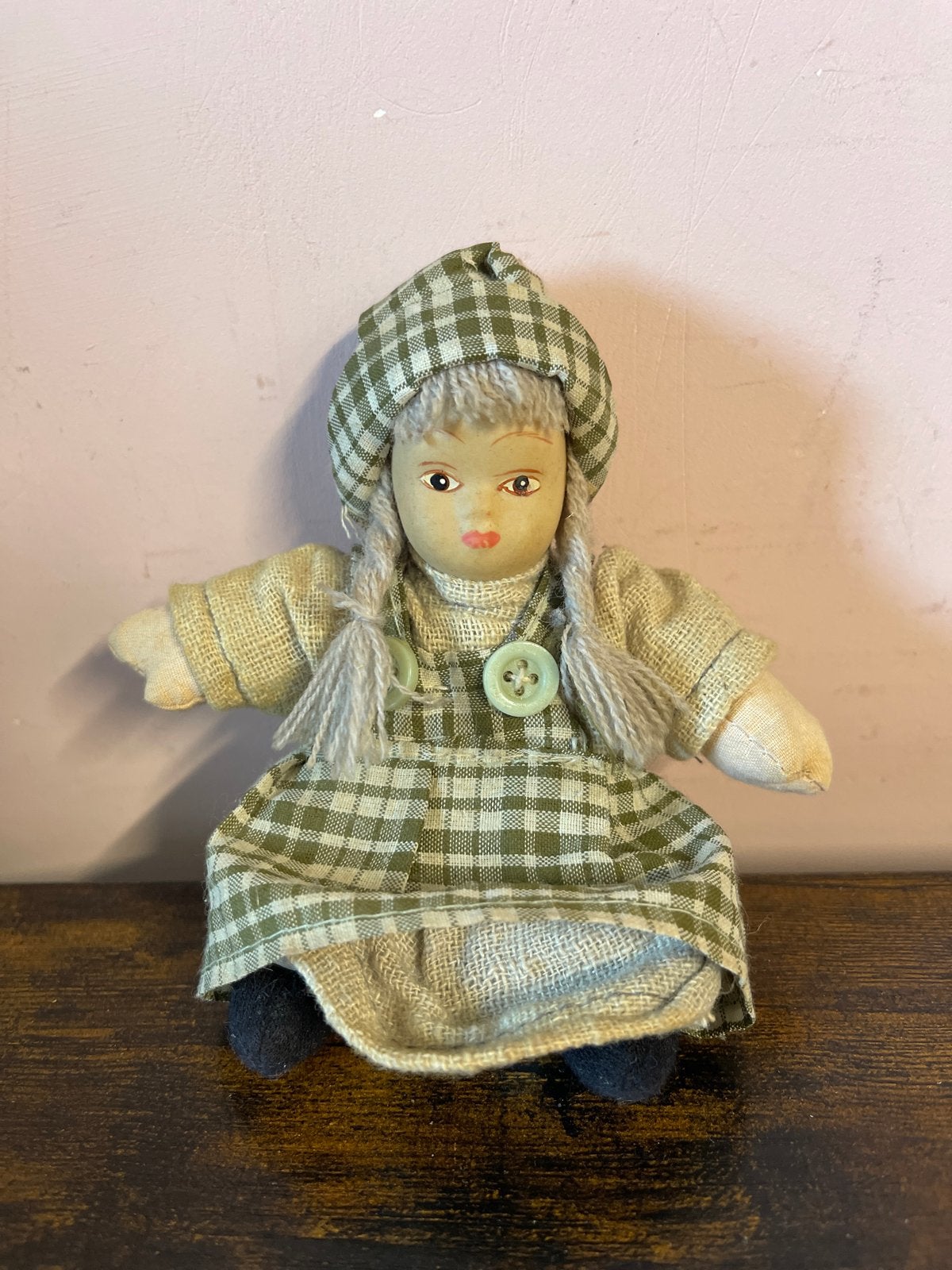 Vintage Popje met geruite kleding en vlechtjes, Verzamelen, Poppen, Ophalen of Verzenden, Gebruikt, Pop