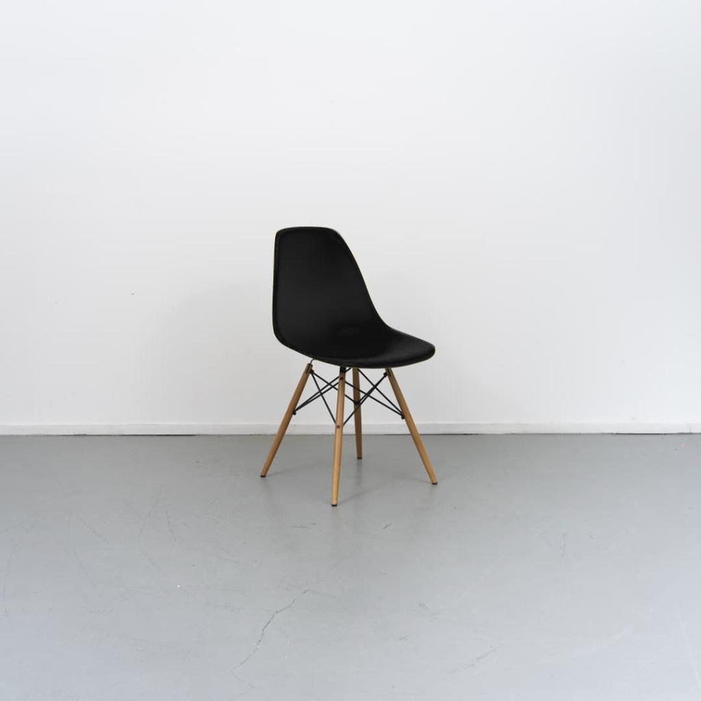 14x Vitra Eames DSW stoel Zwart - Essenhout