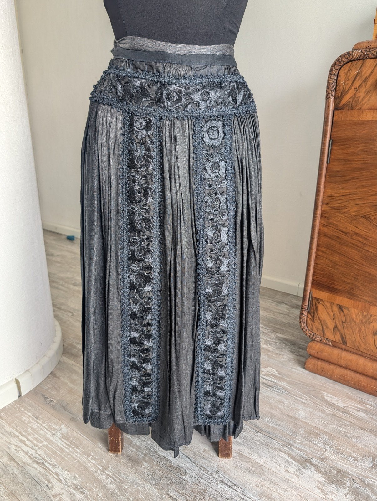 Vintage rok. Folklor. Borduurwerk, Kleding | Dames, Maat 38/40 (M), Zwart, Ophalen of Verzenden, Zo goed als nieuw