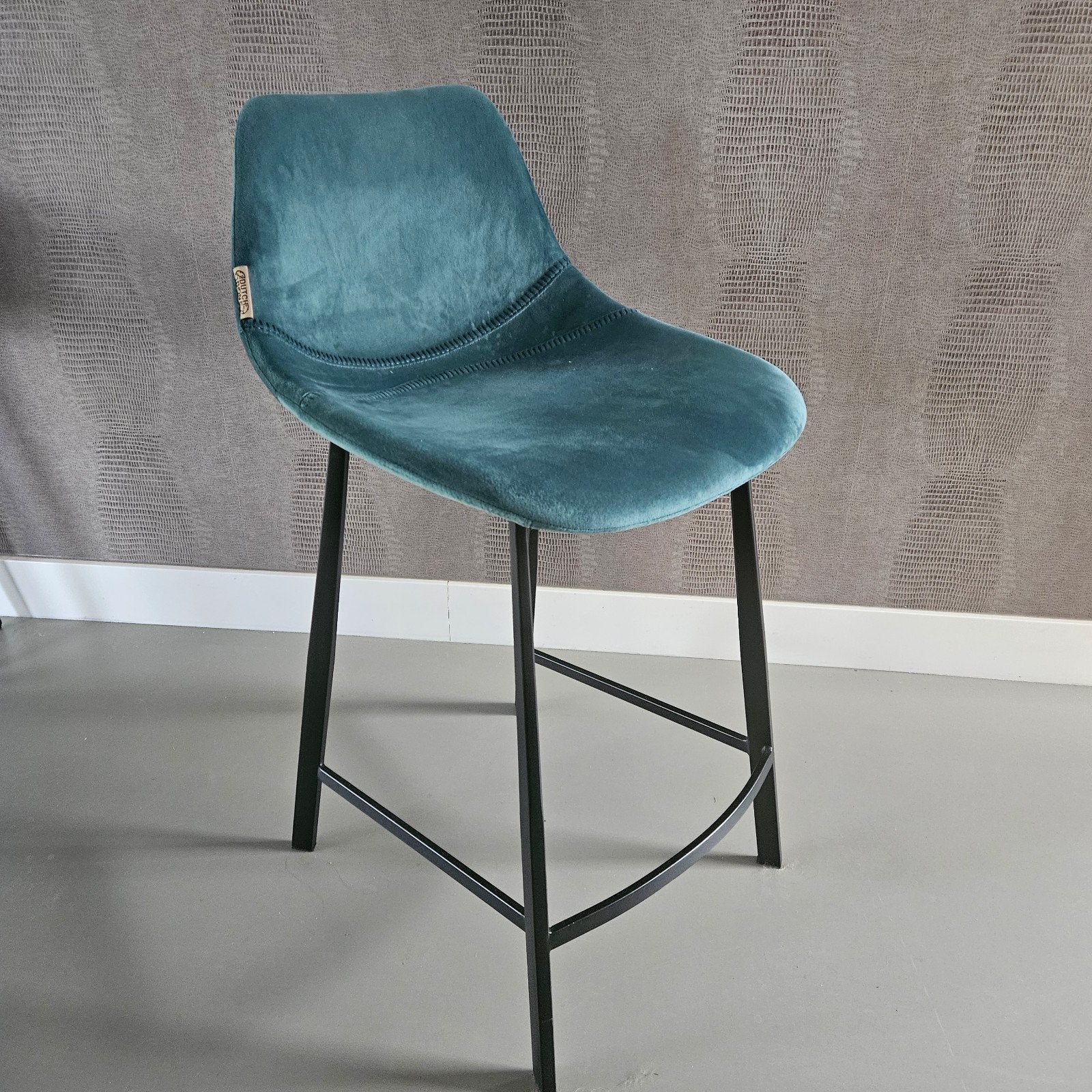 Dutchbone Barkruk Franky Velvet Blauw Hoog - Set van 4., Ophalen, Met voetsteun, 60 tot 90 cm, Zo goed als nieuw
