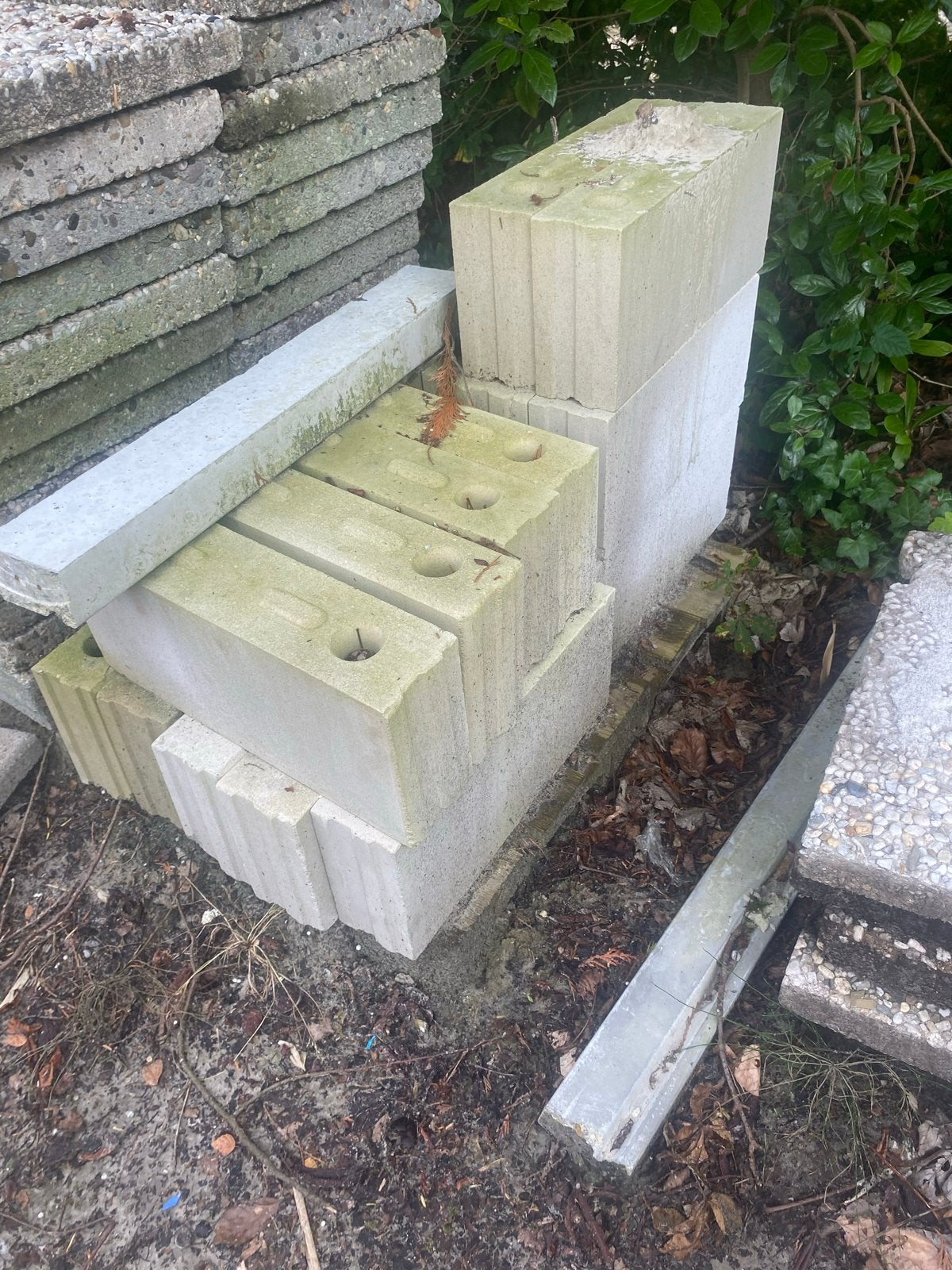 Diverse betonblokken en tegels, Ophalen, Gebruikt, Beton