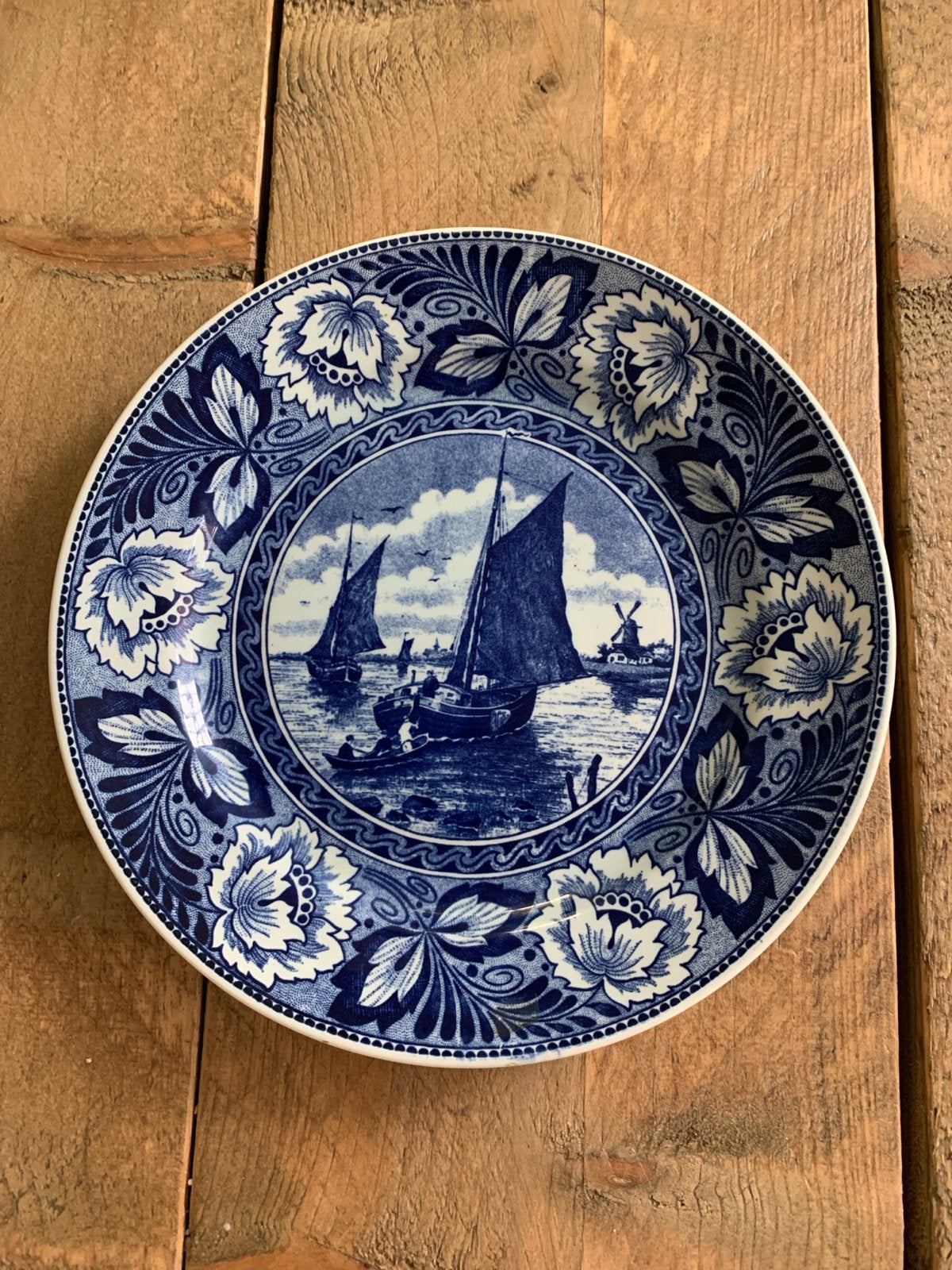 Vintage Delfts Blauw wandbord met Hollandse zeilboten, Ophalen of Verzenden