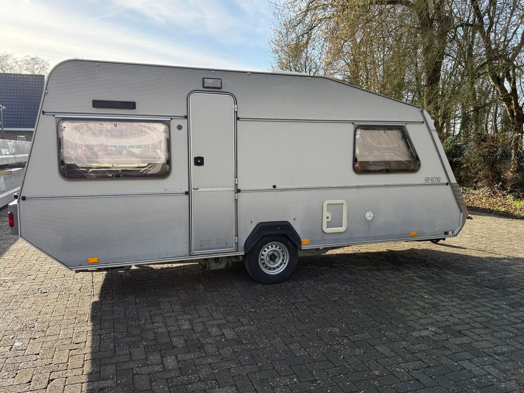 Kip caravan met rondzit, Caravans en Kamperen, Rondzit, Kip, Omvormbare zithoek, 750 - 1000 kg