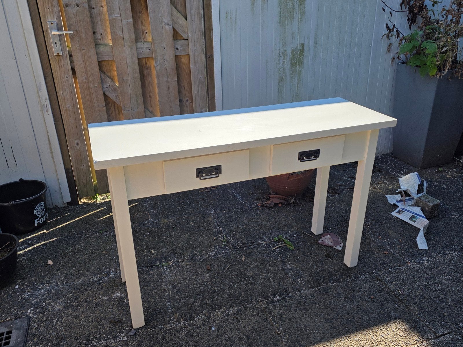 Gerenoveerde witte sidetable met zwarte handvaten, Huis en Inrichting, Ophalen, 100 tot 150 cm, Zo goed als nieuw, Modern