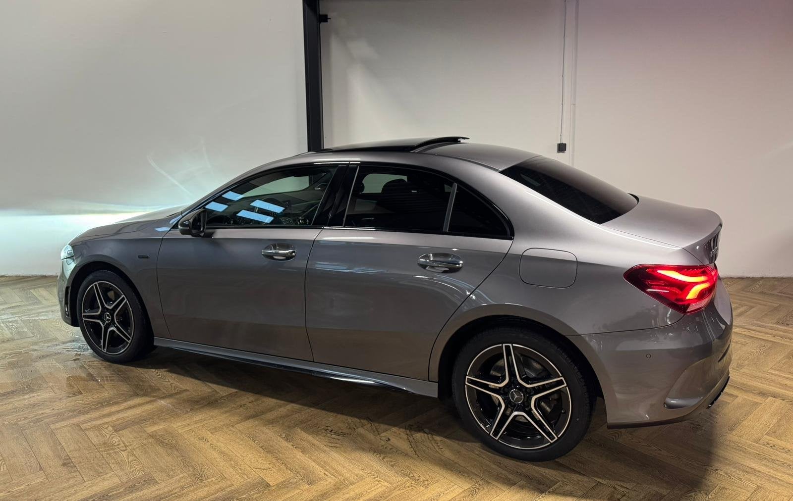 Mercedes-Benz A-klasse 250 e Business Solution AMG PANO HUD, Auto's, Dealer onderhouden, Gebruikt, 4 cilinders, Bedrijf