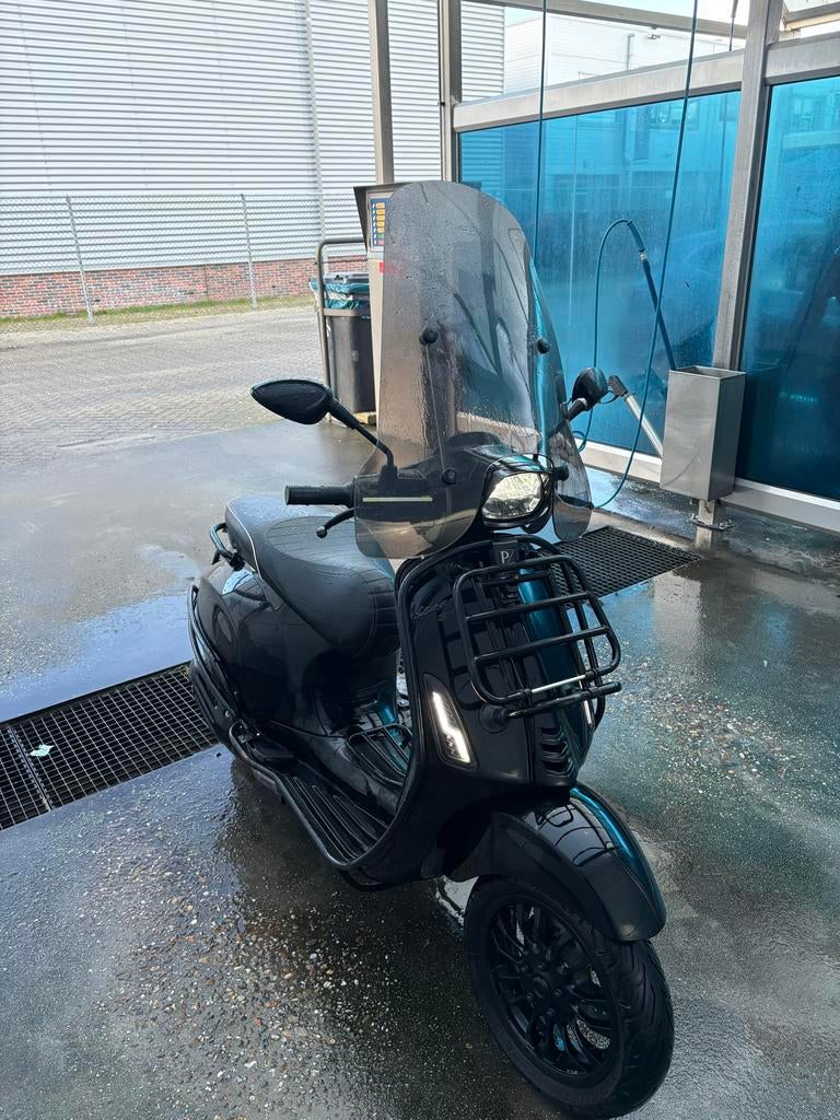 Vespa Sprint Zwart - Zo goed als nieuw, Fietsen en Brommers, Scooters | Vespa, Zo goed als nieuw, Overige modellen, Maximaal 45 km/u