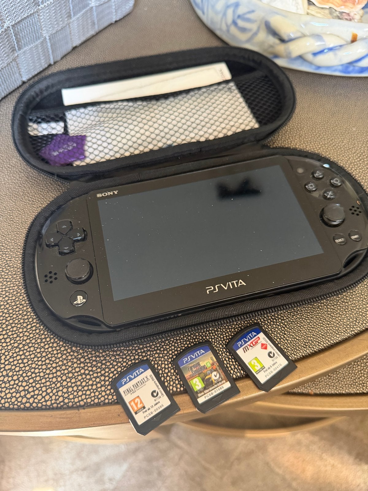 Sony PS Vita met 4 games en 2x 16GB geheugenkaarten, Ophalen of Verzenden, Zo goed als nieuw, Zwart, Met games