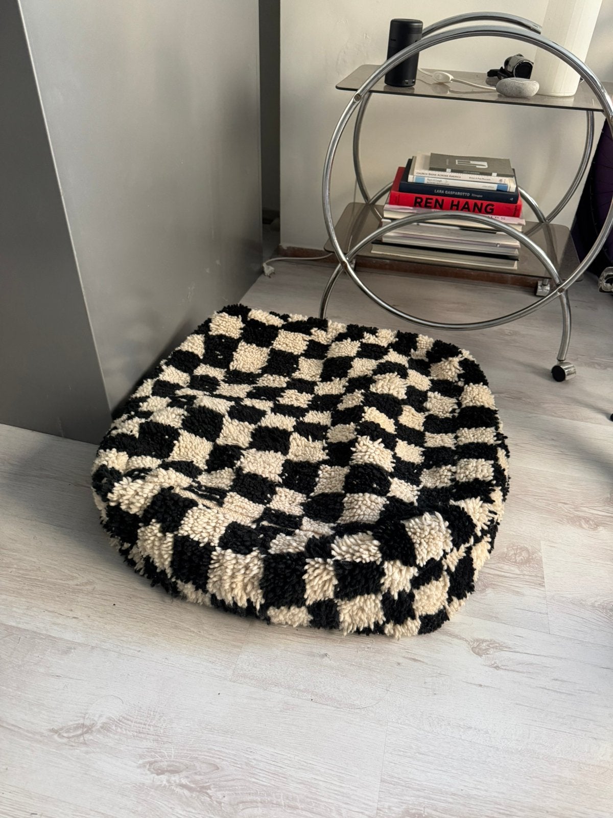 Marokkaanse berber poef space age design checker, Rond, Minder dan 50 cm, Ophalen of Verzenden, Zo goed als nieuw