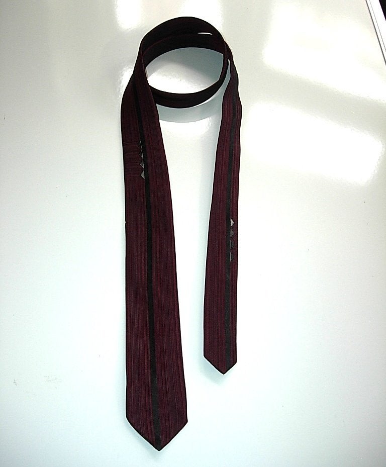 Smalle donker rode stropdas (vintage), Kleding | Heren, Stropdassen, Vintage, Ophalen of Verzenden, Met patroon, Gedragen