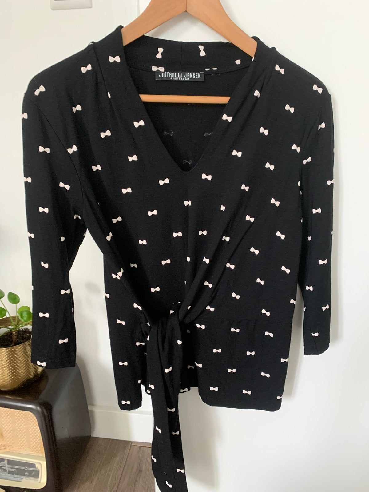 Zwart/witte strikjes top, Juffrouw Jansen, mt S, Kleding | Dames, Ophalen, Zwart, Zo goed als nieuw, Lange mouw