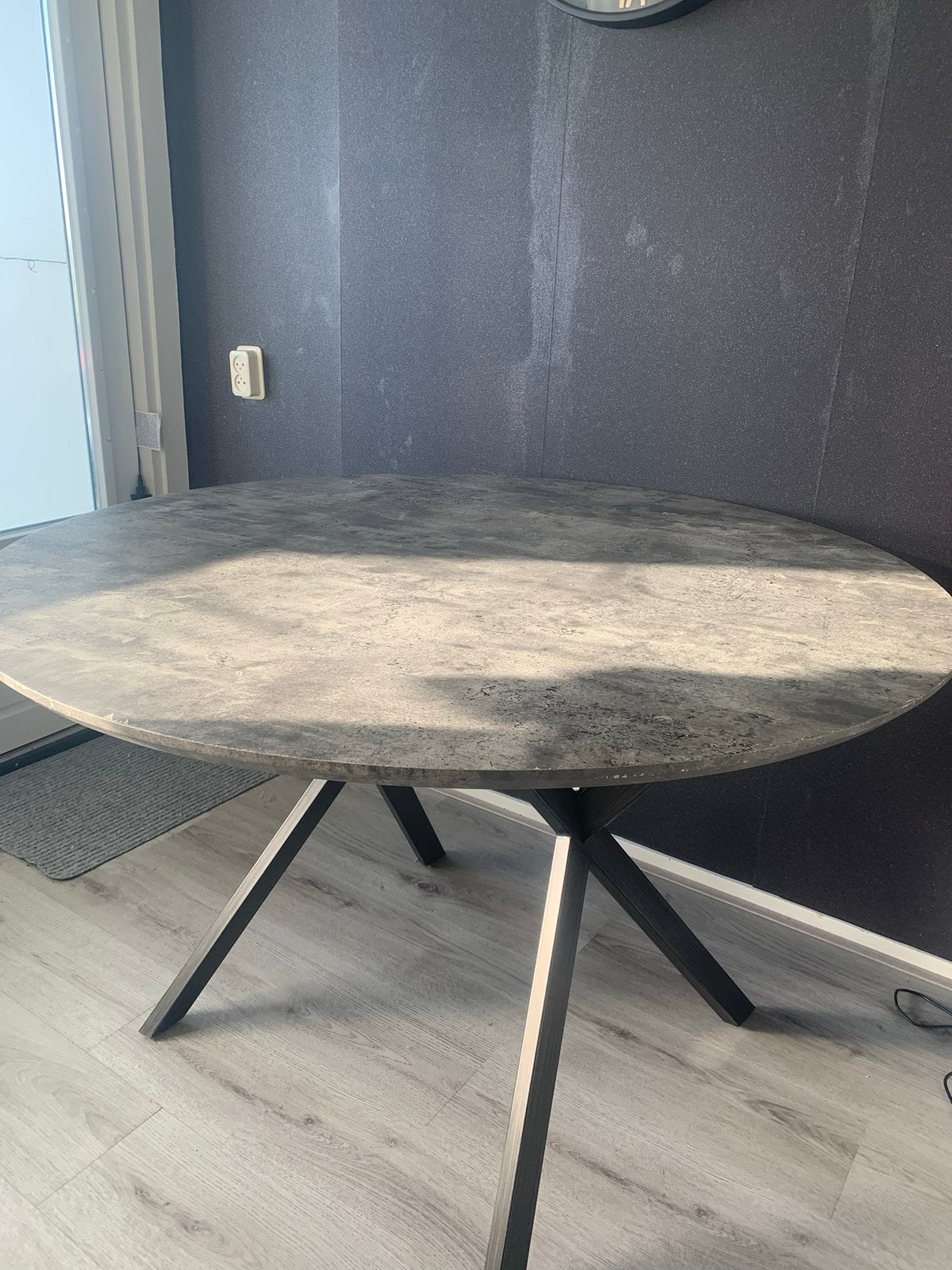 Moderne ovale eettafel met betonlook blad, Overige materialen, 100 tot 150 cm, Ophalen of Verzenden, Zo goed als nieuw