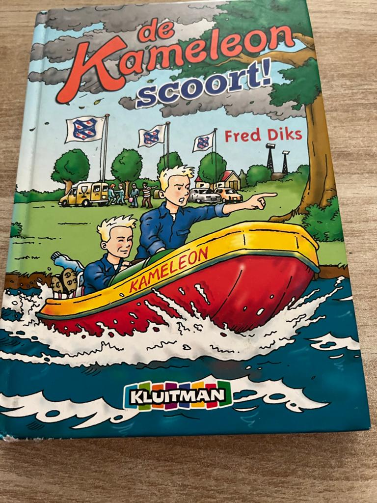 De Kameleon Scoort! - Fred Diks (Hardcover), Ophalen of Verzenden, Zo goed als nieuw