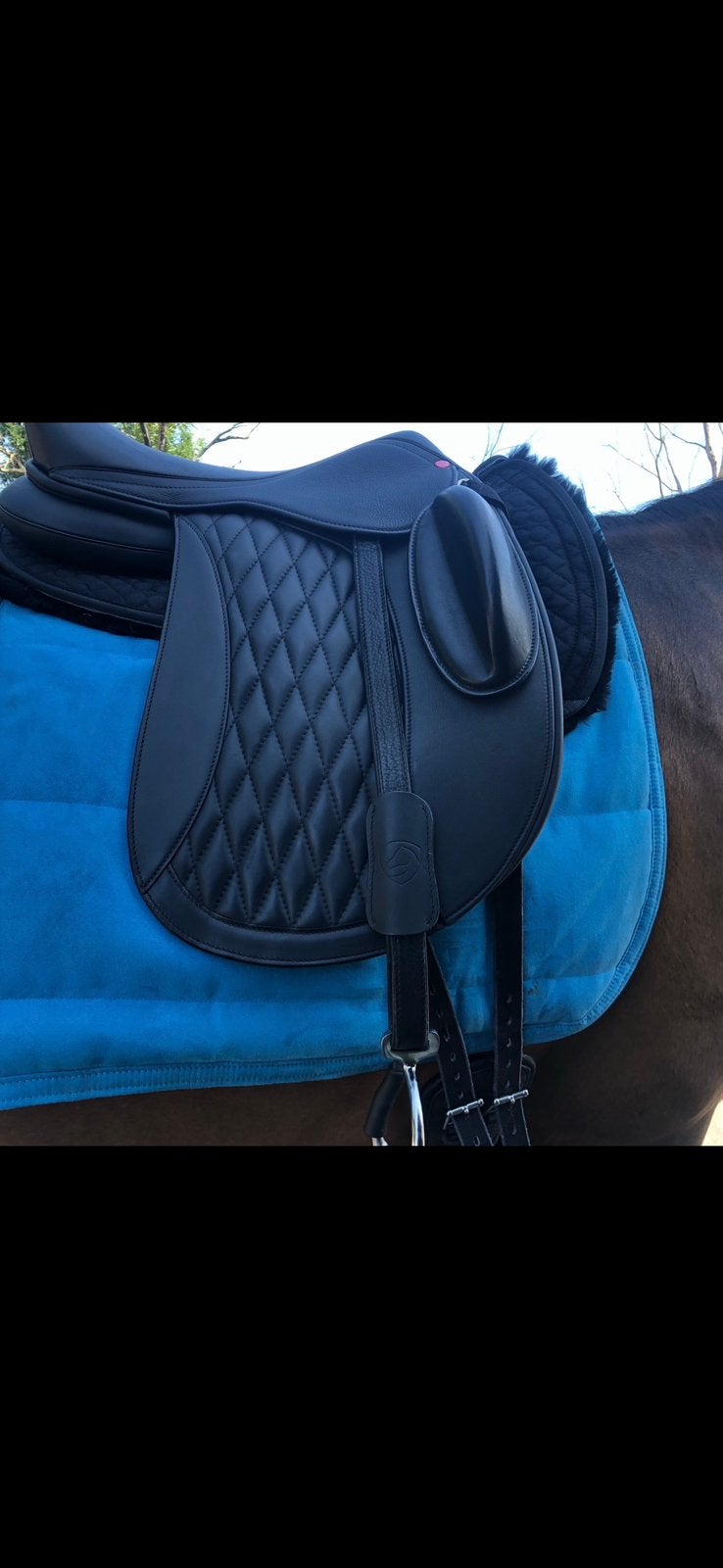 Bijna nieuw edix zadel  €1800, Ophalen, L (17.5 inch), Kniewrongen, Diepe zit