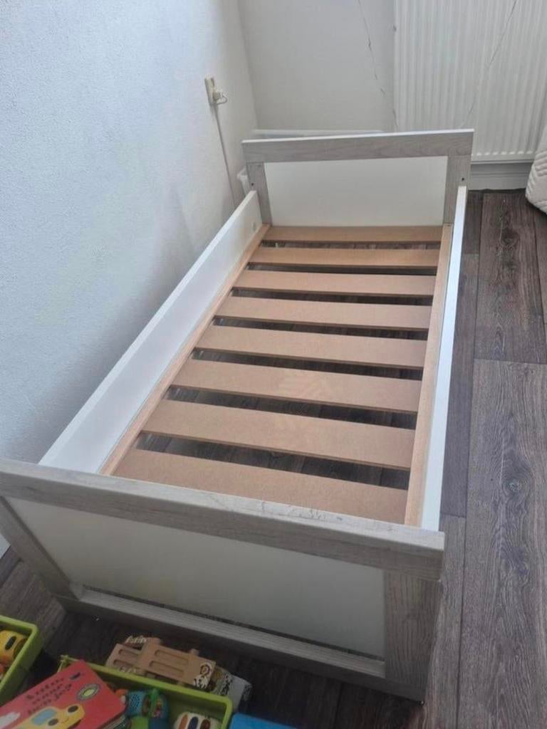 Peuterbed + commode/kast + evt matras/hoeslakens, Ophalen, Gebruikt, 70 tot 85 cm, 140 tot 160 cm