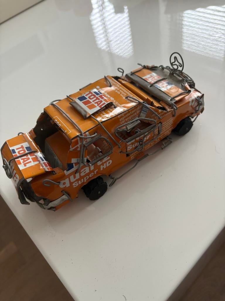 Unieke handgemaakte auto van TOTAL blik en ijzerdraad, Hobby en Vrije tijd, Overige merken, Gebruikt, Auto, Groter dan 1:32