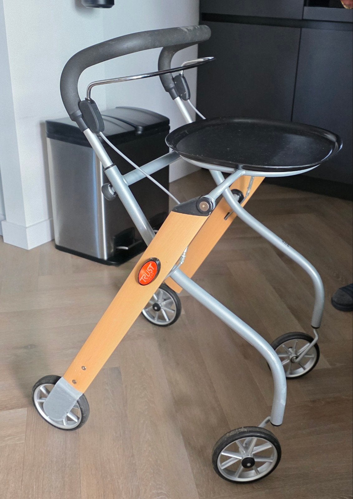 Trust Care Let's Go Indoor Rollator met Dienblad (Hout-look), Ophalen, Lichtgewicht, Zo goed als nieuw