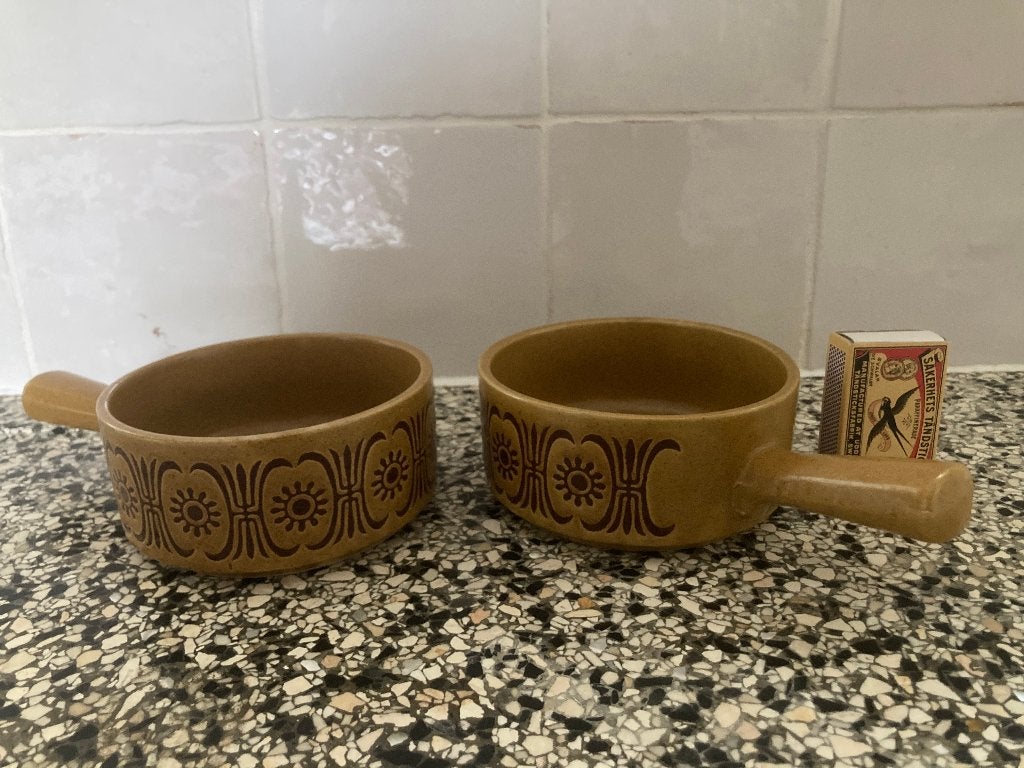 2 lichtbruine casserole steel kommetjes met retro decoratie, Keramiek, Ophalen of Verzenden, Zo goed als nieuw, Kom(men)