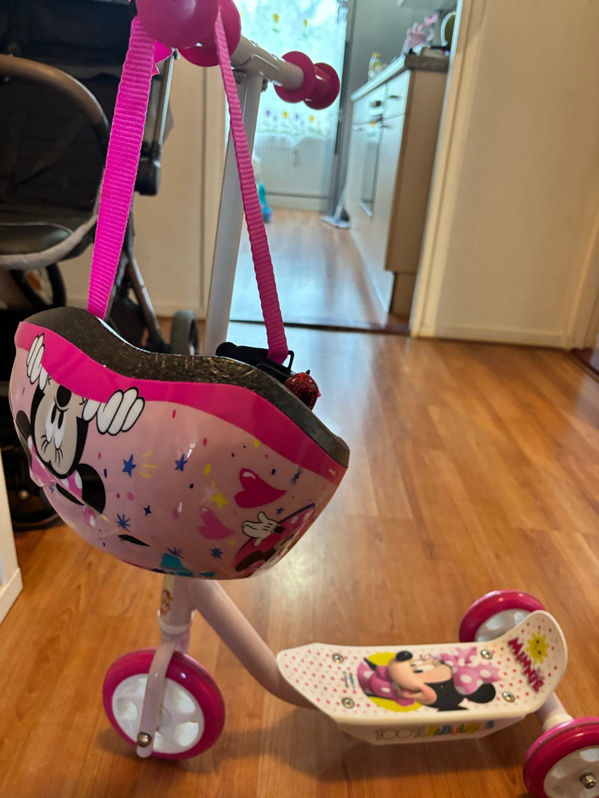 Minnie Mouse step met helm - Zo goed, Fietsen en Brommers, Steps, Ophalen, Zo goed als nieuw, Gewone step