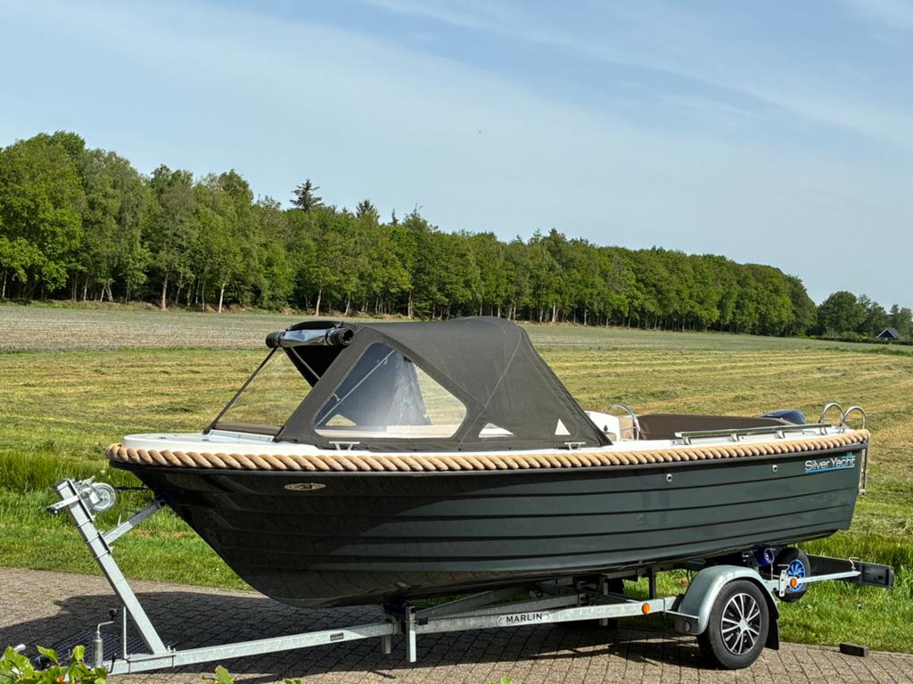 Silveryacht 525 | 20PK Tohatsu | Vaarbewijsvrij | zonnedek, Watersport en Boten, Sloepen, Zo goed als nieuw, Bilgepomp, Buiskap