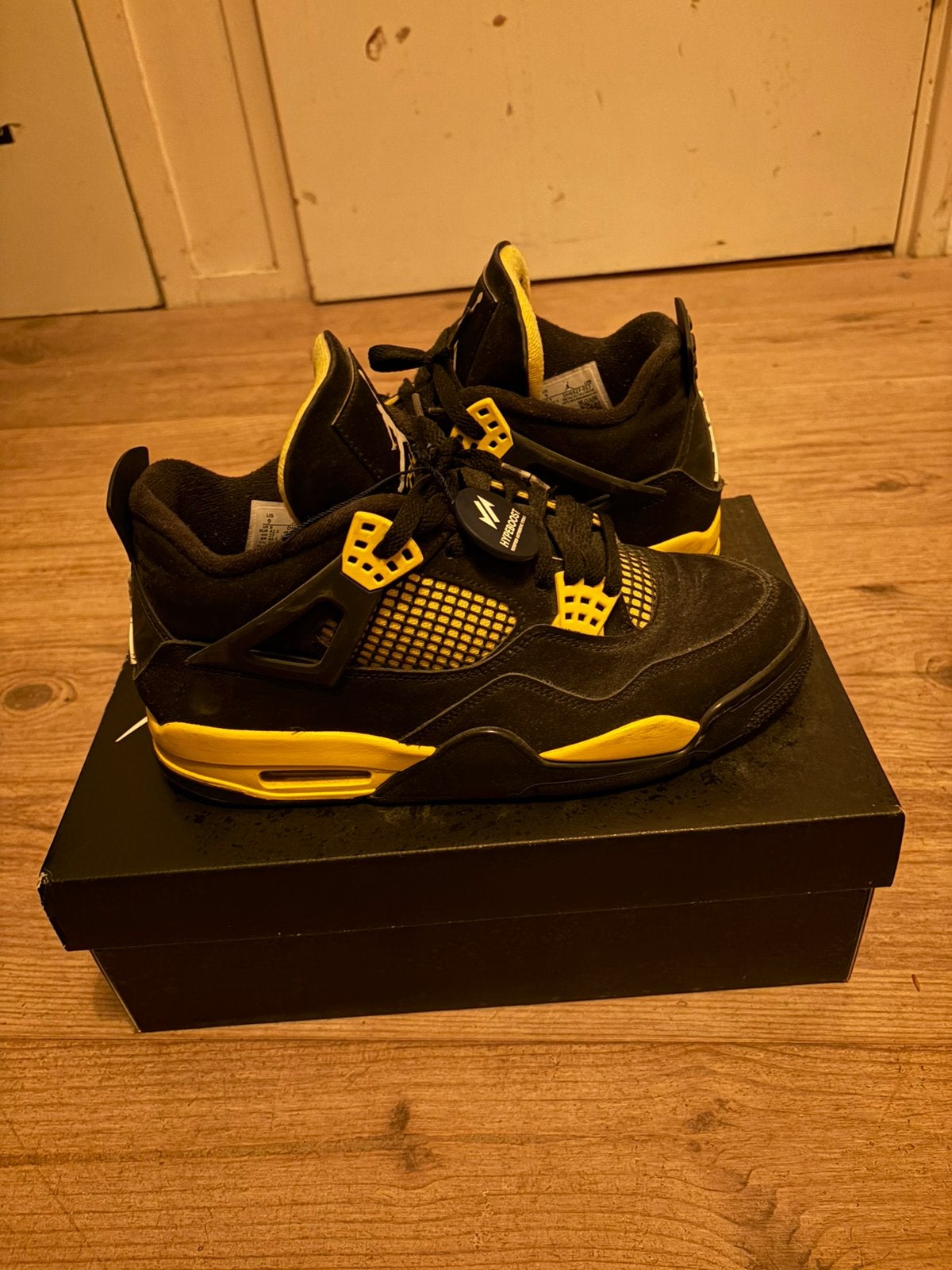 Jordan 4 yellow thunder maat 42,5, Ophalen of Verzenden, Zo goed als nieuw, Zwart
