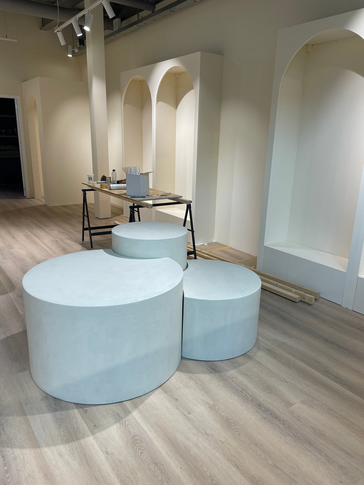 Set van 3 luxe ronde presentatietafels beton ciré, Ophalen, Minder dan 55 cm, Rond, Zo goed als nieuw