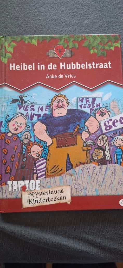 Anke de Vries - Heibel in de Hubbelstraat, Fictie algemeen, A. de Vries, Ophalen of Verzenden, Zo goed als nieuw
