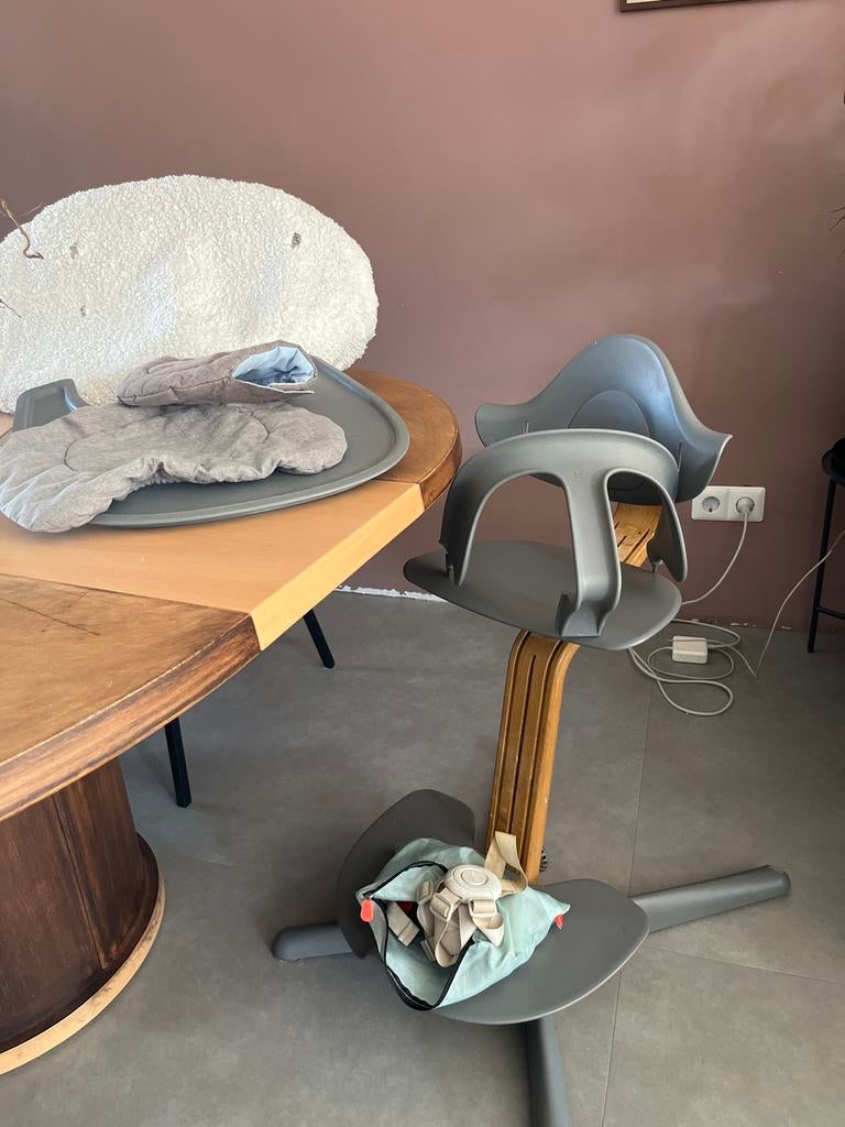 Nomi/stokke Kinderstoel - Grijs, Kinderen en Baby's, Kinderstoelen, Gebruikt, Meegroeistoel, Aanschuifbaar, Ophalen