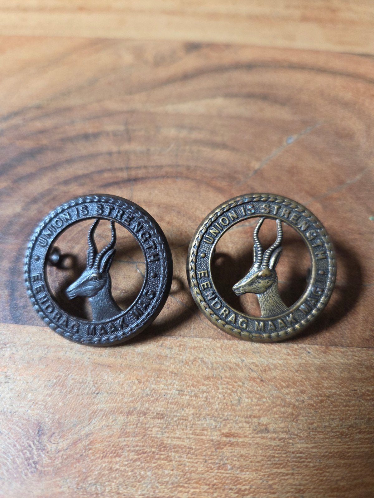 2x baret embleem 1ste zuid Afrika infanterie, Ophalen of Verzenden, Landmacht, Overige gebieden, Embleem of Badge