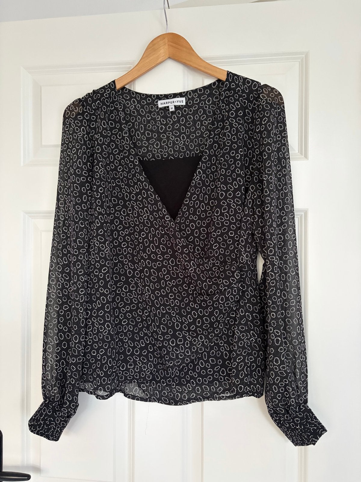 Harper & Yve zwart omslagblouse met witte details - Maat M, Ophalen of Verzenden, Zo goed als nieuw, Maat 38/40 (M), Zwart