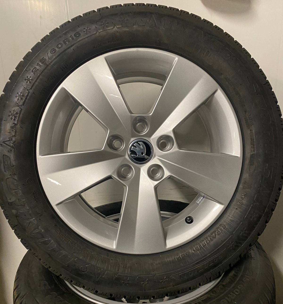 NIEUW 16” Originele Skoda Superb Velgen + Winterbanden, 215 mm, 16 inch, Banden en Velgen, Nieuw