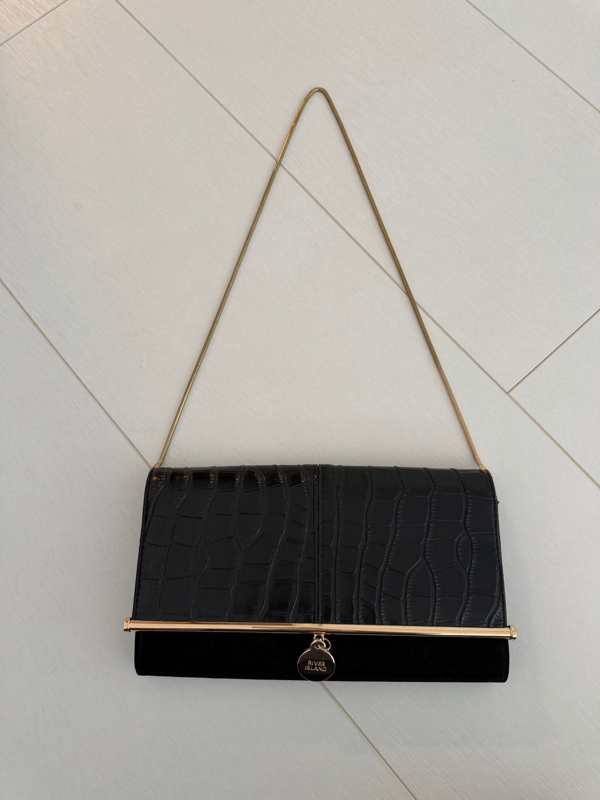 River Island Zwarte Clutch met Gouden Details, Ophalen of Verzenden, Zo goed als nieuw, Zwart, Avondtasje