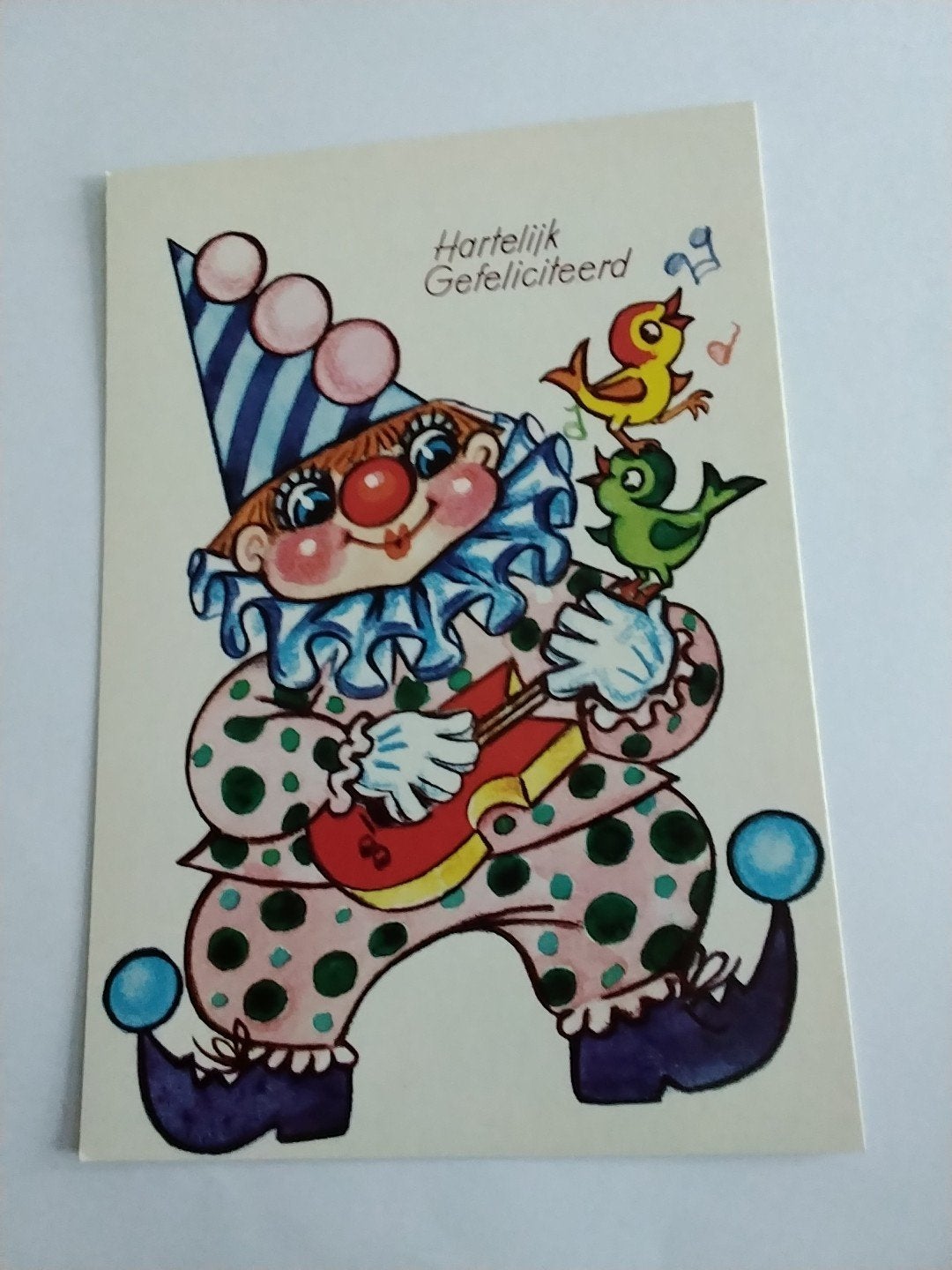 Vintage Wenskaart Clown met Gitaar en Vogels, Verzamelen, Ansichtkaarten | Themakaarten, Ophalen of Verzenden, 1960 tot 1980, Ongelopen