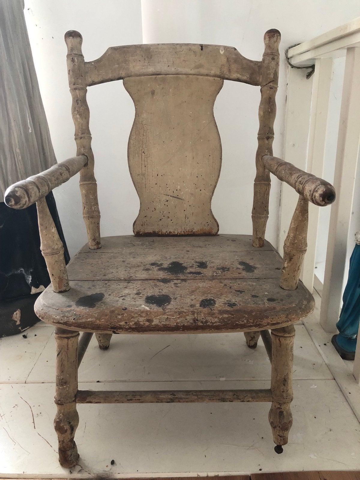 Antieke houten stoel met armleuningen, Ophalen