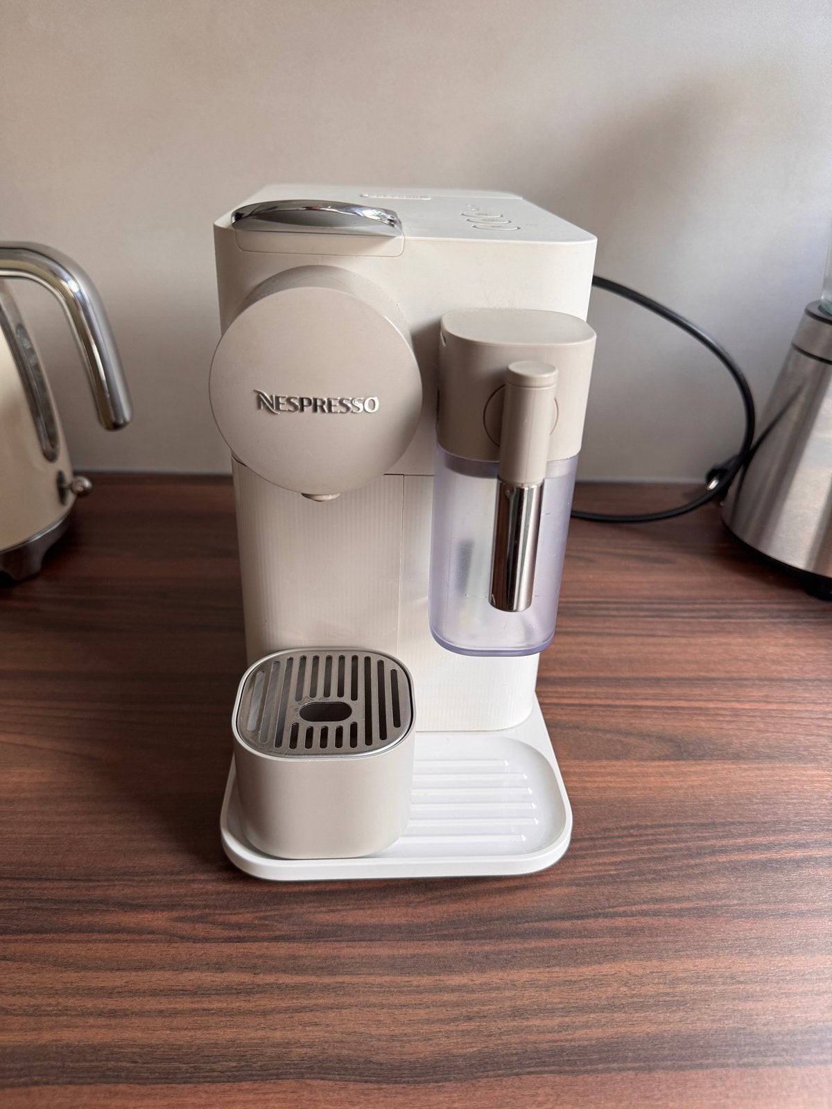 DeLonghi Nespresso machine met melkopschuimer, Witgoed en Apparatuur, Koffiezetapparaten, Stoompijpje, Koffiepads en cups, Gebruikt