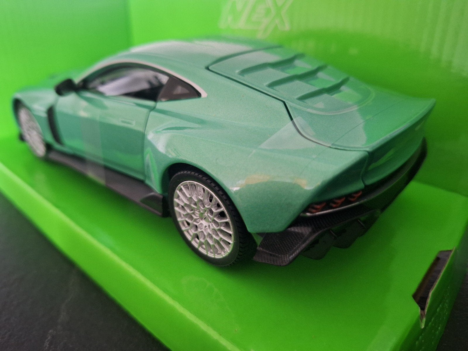 Aston Martin Valour Schaal 1:24, Hobby en Vrije tijd, Modelauto's | 1:24, Auto, Nieuw, Ophalen of Verzenden, Welly