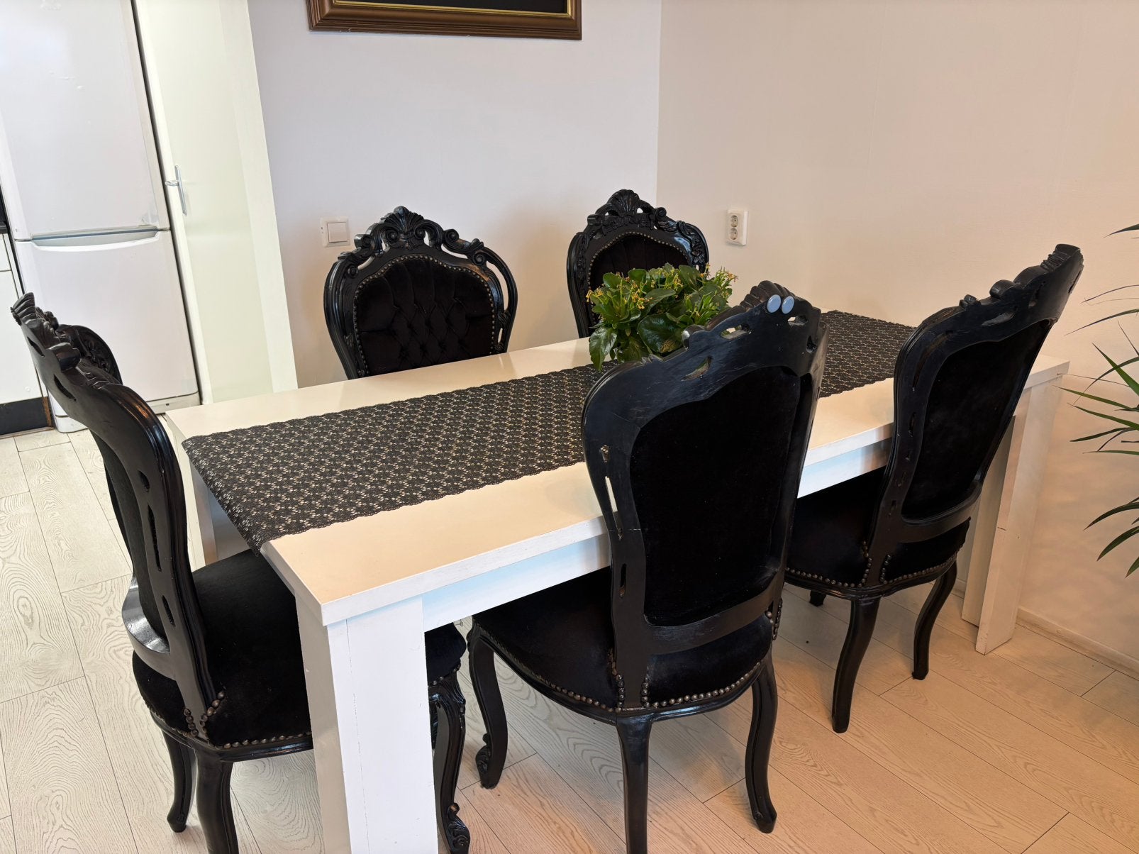 Witte eettafel met 5 Royal design stoelen, Ophalen of Verzenden, Gebruikt, 4 tot 6 stoelen