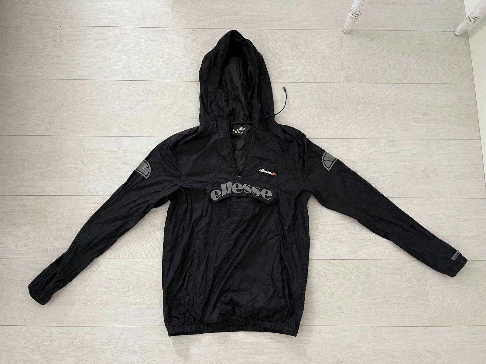 Ellesse Zwarte Anorak/Windjack - Maat XS/176, Ophalen of Verzenden, Zo goed als nieuw, Meisje, Jas