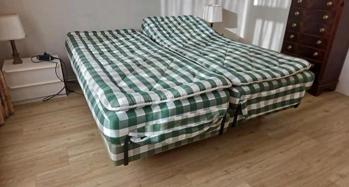 Hästens boxspring 210cm x 180cm elektrisch verstelbaar, Huis en Inrichting, Slaapkamer | Boxsprings, Ophalen, Gebruikt, Hästens Elektrisch Verstelbaar