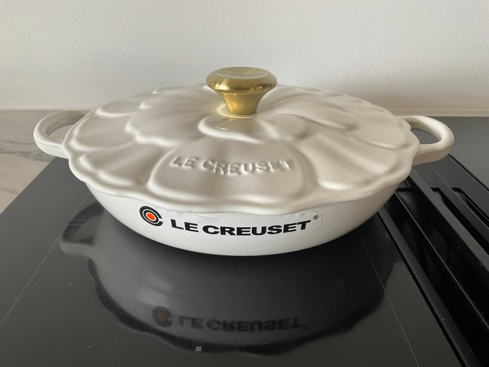 Le Creuset 26 cm bloesem campagnard, wit, NOOIT GEBRUIKT!, Gietijzer, Ophalen of Verzenden, Zo goed als nieuw, Keramische plaat