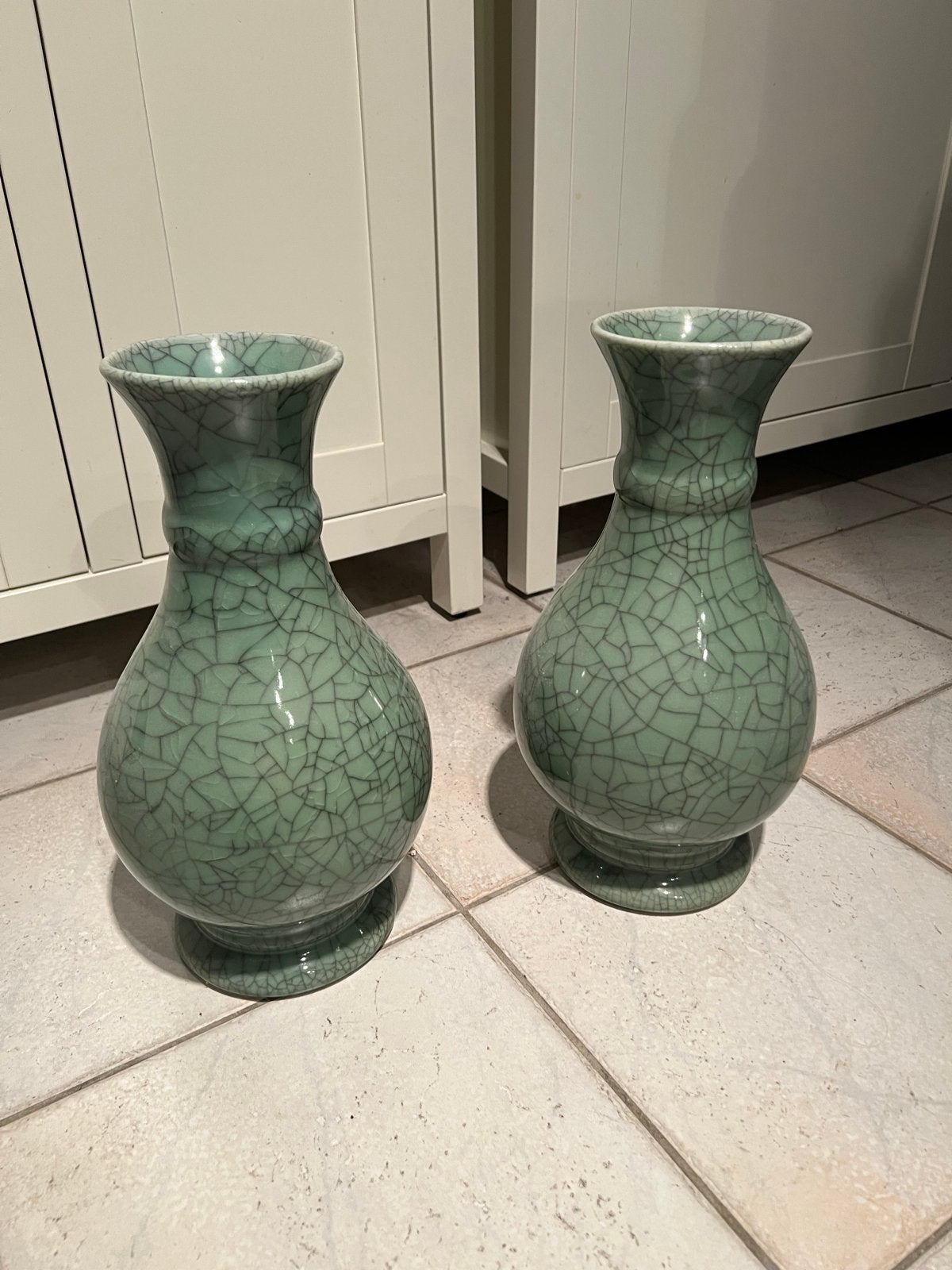 Set van 2 Chinese celadon craquelé vazen, Ophalen