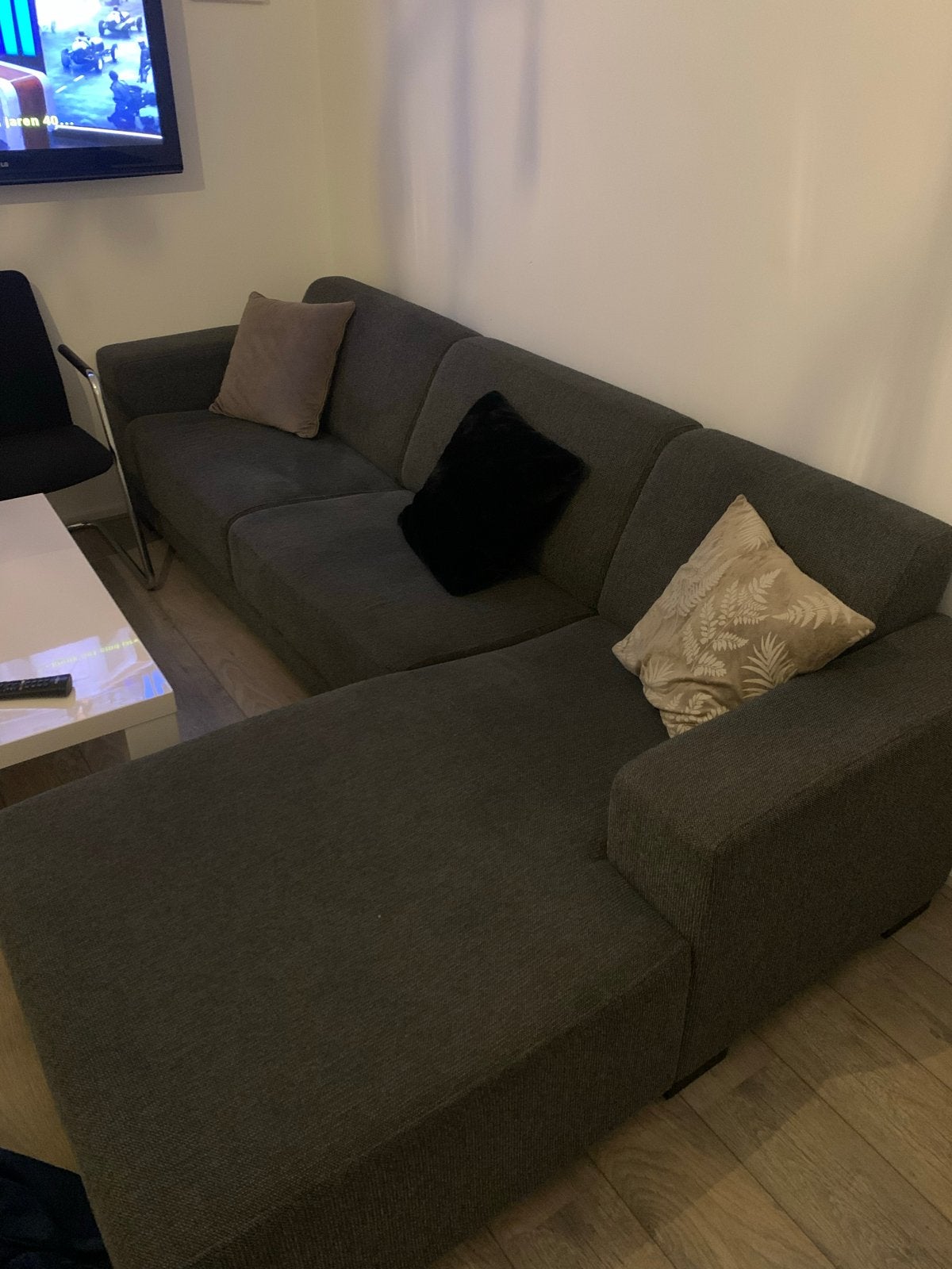 Comfortabele grijze hoekbank met longchair, Huis en Inrichting, Banken | Bankstellen, 250 tot 300 cm, Gebruikt, Hoekbank, Ophalen of Verzenden