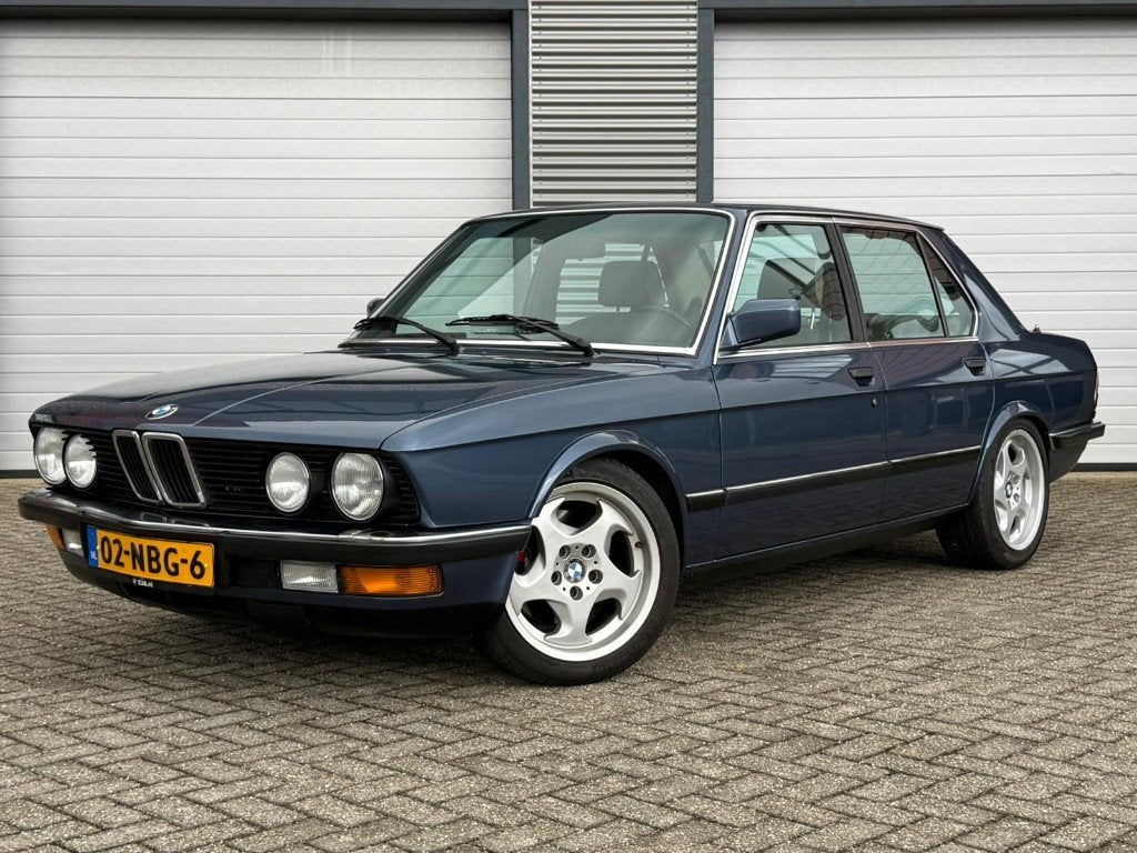 Prachtige BMW E28 535i '86, Arctic Blue + Pearl Beige leer, Auto's, BMW, Achterwielaandrijving, Beige, 3406 cc, Blauw